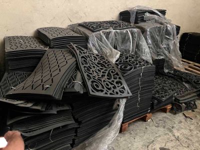 un gros tas de carreaux noirs sur une palette
