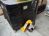 une grande pile de cartons posée sur un chariot dans une pièce