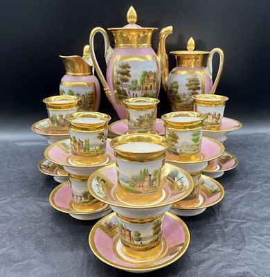 un ensemble de tasses et soucoupes à thé et à café roses et dorées