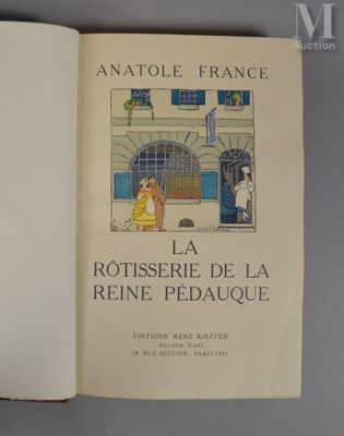 un livre ouvert sur lequel figure l'image d'un homme et d'une femme devant un immeuble