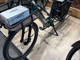 deux motos exposées lors d'un salon de la moto