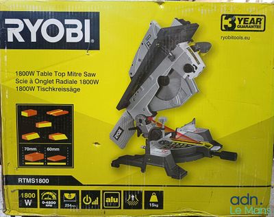 Le carton de la scie à onglets de table Ryobi est ouvert.