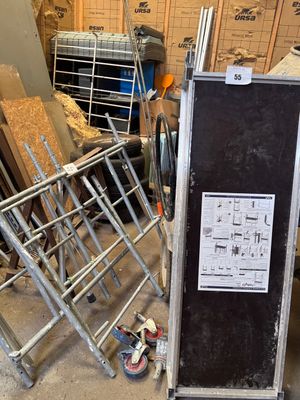 beaucoup de chaises et une table dans une pièce