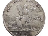 gros plan d'une pièce de monnaie en argent sur fond blanc