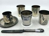 quatre tasses et une cuillère posées sur une table