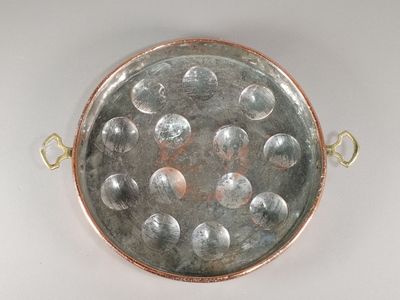 une casserole en métal dans laquelle il y a beaucoup de bulles