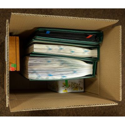 une boîte en carton contenant une pile de papiers