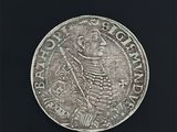une pièce d'argent portant l'image d'un homme