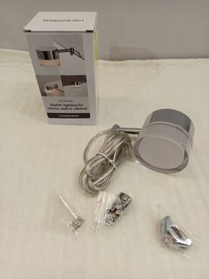 une photo d'un boîtier électronique posé sur une table