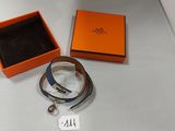 une boîte orange contenant un bracelet en argent et une montre noire
