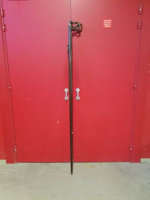 une porte rouge avec une poignée en métal et une poignée noire