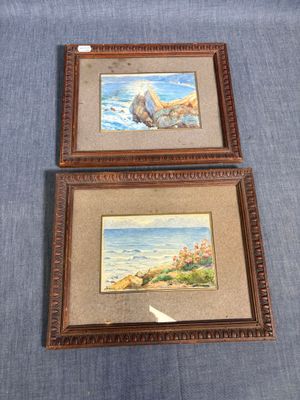 deux tableaux encadrés représentant un homme et une femme sur la plage