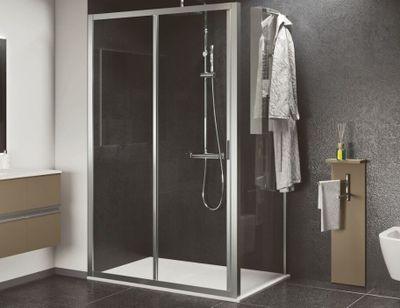 une salle de bains avec une douche à l'italienne à côté des toilettes