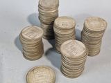 un tas de pièces posé sur une table à côté d'une pièce