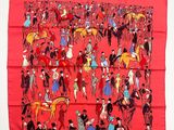 foulard en soie rouge orné d'une illustration représentant une foule de personnes et de chevaux
