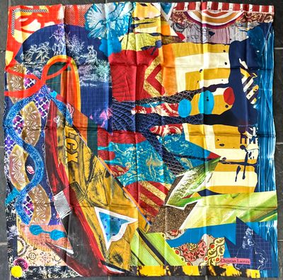 CHRISTIAN LACROIX. Carré en twill de soie imprimée à décor s…