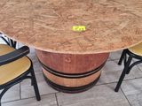 une table fabriquée à partir d'un tonneau de vin, entourée de chaises