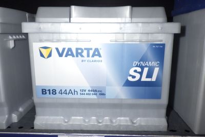 un gros plan d'une batterie de voiture dans une boîte
