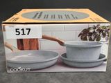packaging of a set of two bowls and a saucer in a box