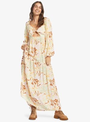 une femme vêtue d'une robe longue et de bottes marron