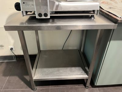 une machine posée sur une table dans la cuisine