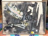 représentation d'un tableau abstrait en noir et blanc sur un sol carrelé