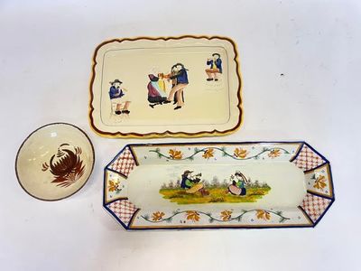 deux plateaux et un saladier posés sur une table