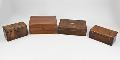 trois petites boîtes en bois avec des couvercles, sur fond blanc