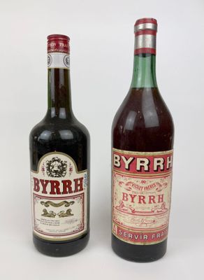 deux bouteilles de vin posées l'une à côté de l'autre sur une surface blanche
