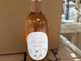 une bouteille de vin posée sur une table dans un magasin