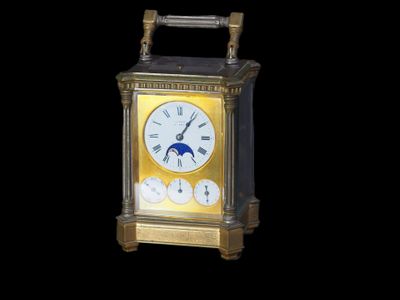 une horloge posée sur une surface noire
