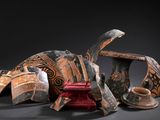 plusieurs œuvres d'art posées sur une table