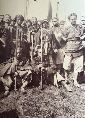 un groupe de personnes posant pour une photo dans un champ