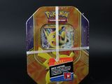 une boîte de cartes à collectionner Pokémon sur fond noir