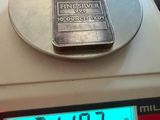 une image représentant une balance sur laquelle repose un lingot d'argent