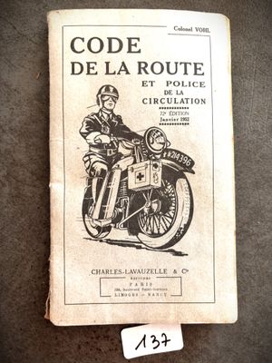 un vieux livre avec la photo d'un homme à moto