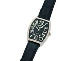 gros plan d'une montre sur fond blanc