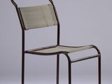une image représentant une chaise en métal avec une assise et un dossier en cuir