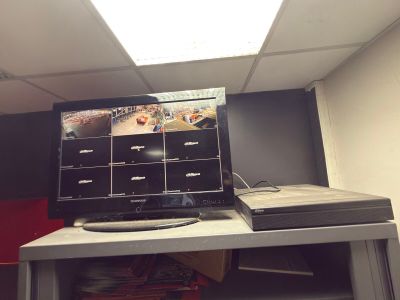 un écran d'ordinateur posé sur un bureau dans un bureau