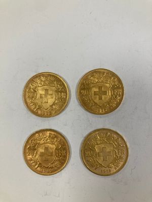 quatre pièces d'or, dont l'une porte un blason et l'autre un bouclier