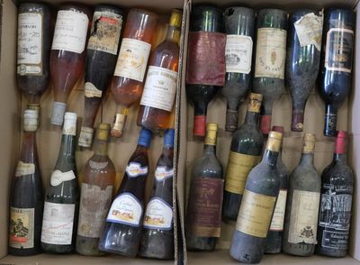 plusieurs bouteilles de vin dans une caisse sur la table