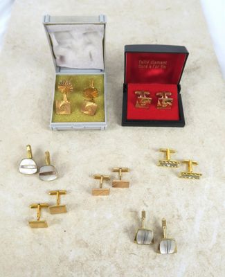 une boîte de montres de poignet et une autre boîte de montres de poignet posées sur une table