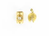 une paire de boucles d'oreilles en or jaune et diamants
