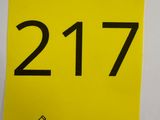 un gros plan d'un panneau jaune sur lequel figure un marteau