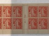un gros plan sur un morceau de papier orné d'un motif