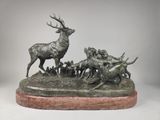 sculpture en bronze représentant un cerf et une biche, posée sur un socle en marbre