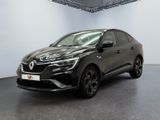 une voiture noire garée dans une grande pièce aux murs blancs