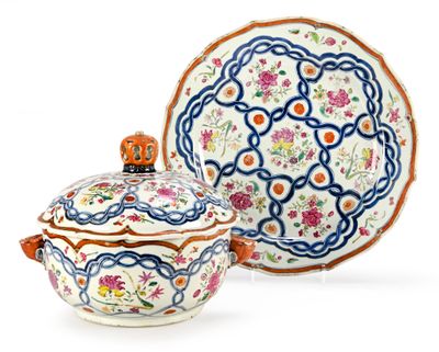 deux assiettes en porcelaine chinoise et une soucoupe avec un couvercle