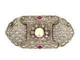 une broche Art déco ornée de perles et de diamants