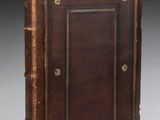 un livre ancien avec une couverture en cuir marron et des bordures dorées